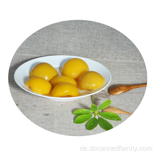 Gelbe Pfirsichhälften aus der Dose in hellem Sirup